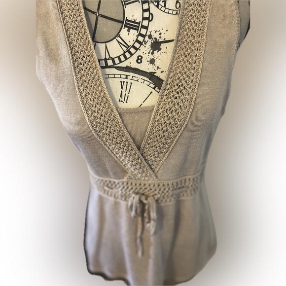 Sleeveless v neck sweater - Picture 2 of 13